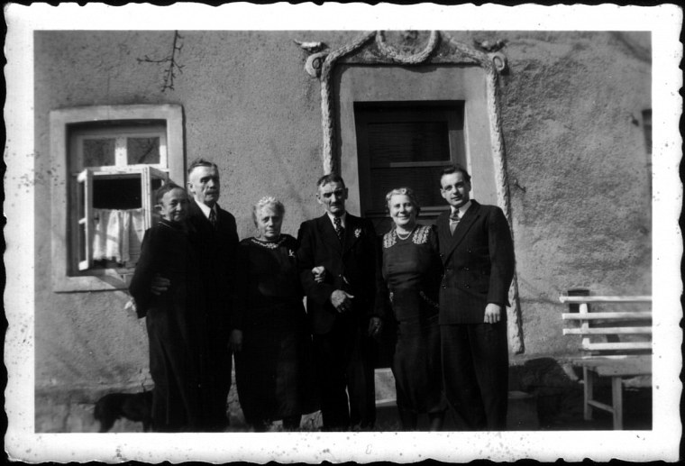 unbekannte personen vor hauseingang fotosammlung von georg funk